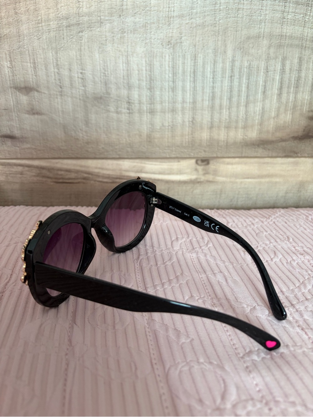 Betsey Johnson Women's Black Sunglass w Floral Accents - like new! - Picture 2 of 5